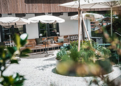 Genieße den Ausblick in die unberührte Natur. Designhotel, Holzfassade, Entspanne im Haus Jausern, Genieße coole Drinks auf der Terrasse