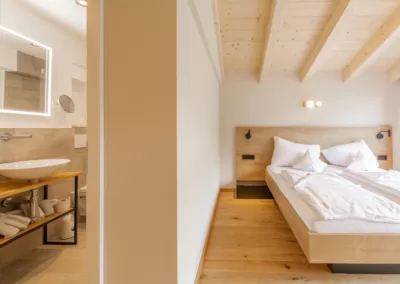 Freigeist, das Zimmer mit Weitblick im Haus Jausern in Saalbach. Genieße die Aussicht auf den Hausberg und entspanne im großzügigen Design Dopplezimmer