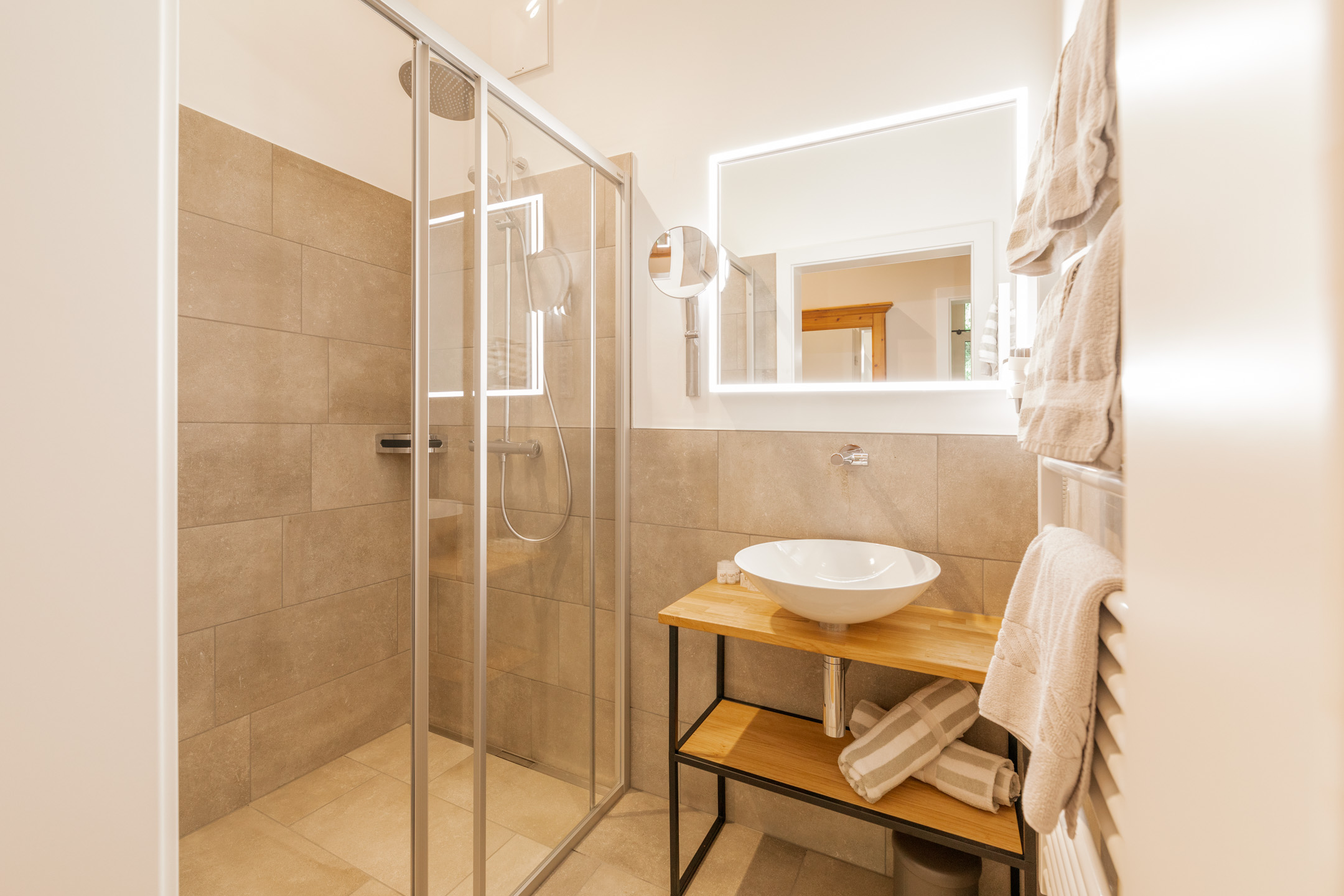 Das helle, moderne und neue Bad im Design Doppelzimmer Weitblicker im neuen Hotel Haus Jausern Saalbach