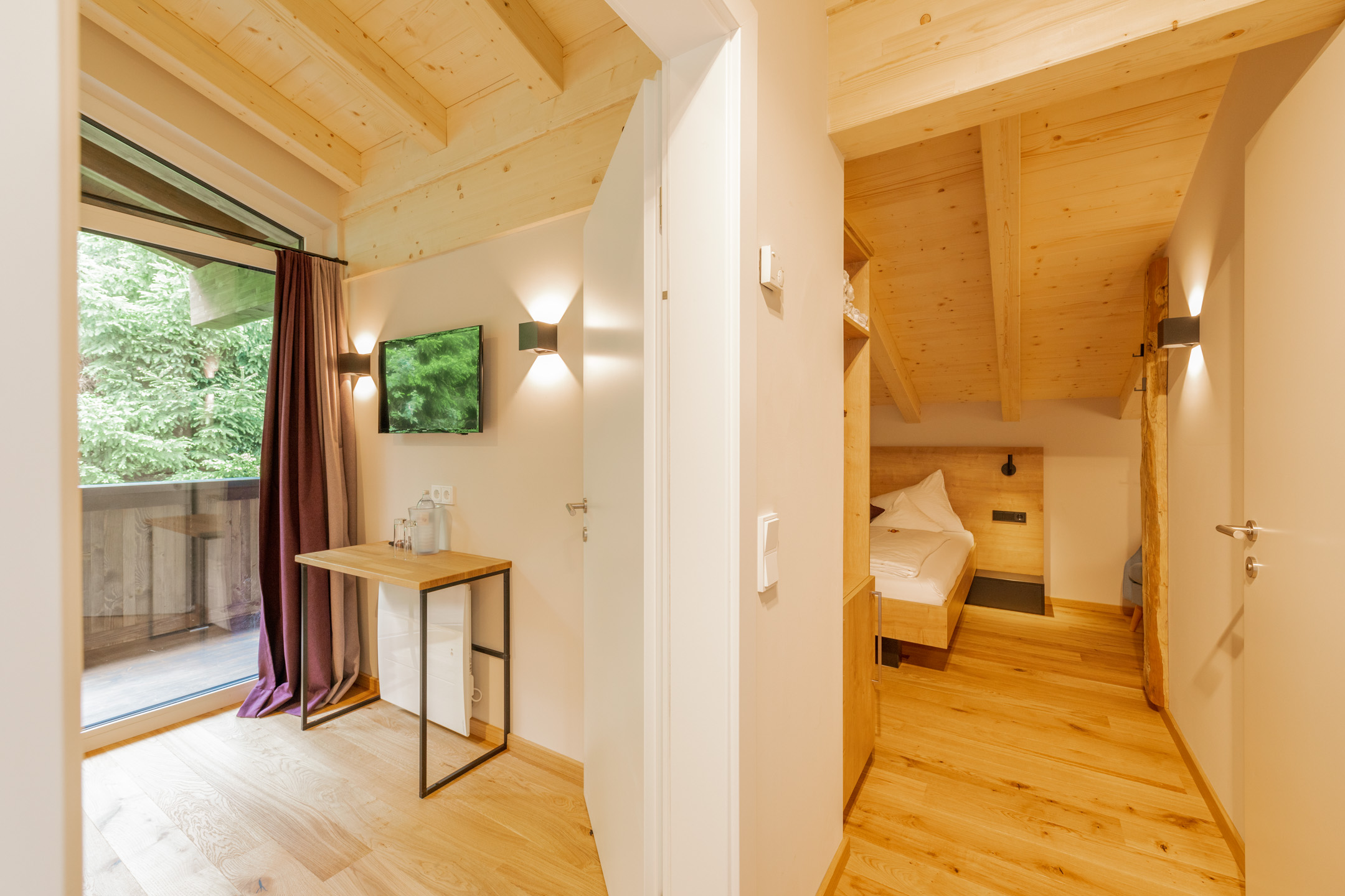 Von Natur umgeben, leger entspannen in der große Suite, Raum hoch zwei für bis zu vier Personen. Im neuen Design Hotel Haus Jausern in Saalbach