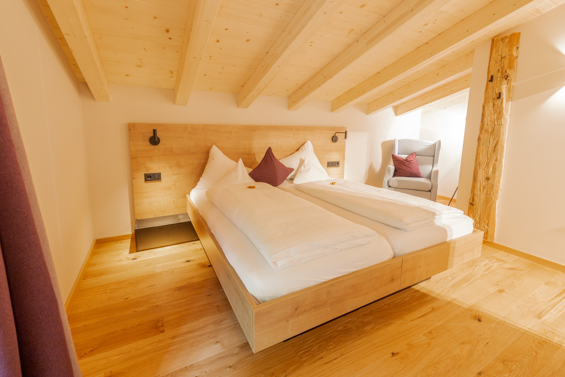 Große Suite für bis zu vier Personen im neuen Design Hotel Haus Jausern in Saalbach. Genießen sie den Luxus, einer Familien Suite mit getrennten Schlafzimmern. Raum hoch zwei, bietet genügend Platz um sich auszubreiten, privat aber doch zusammen.