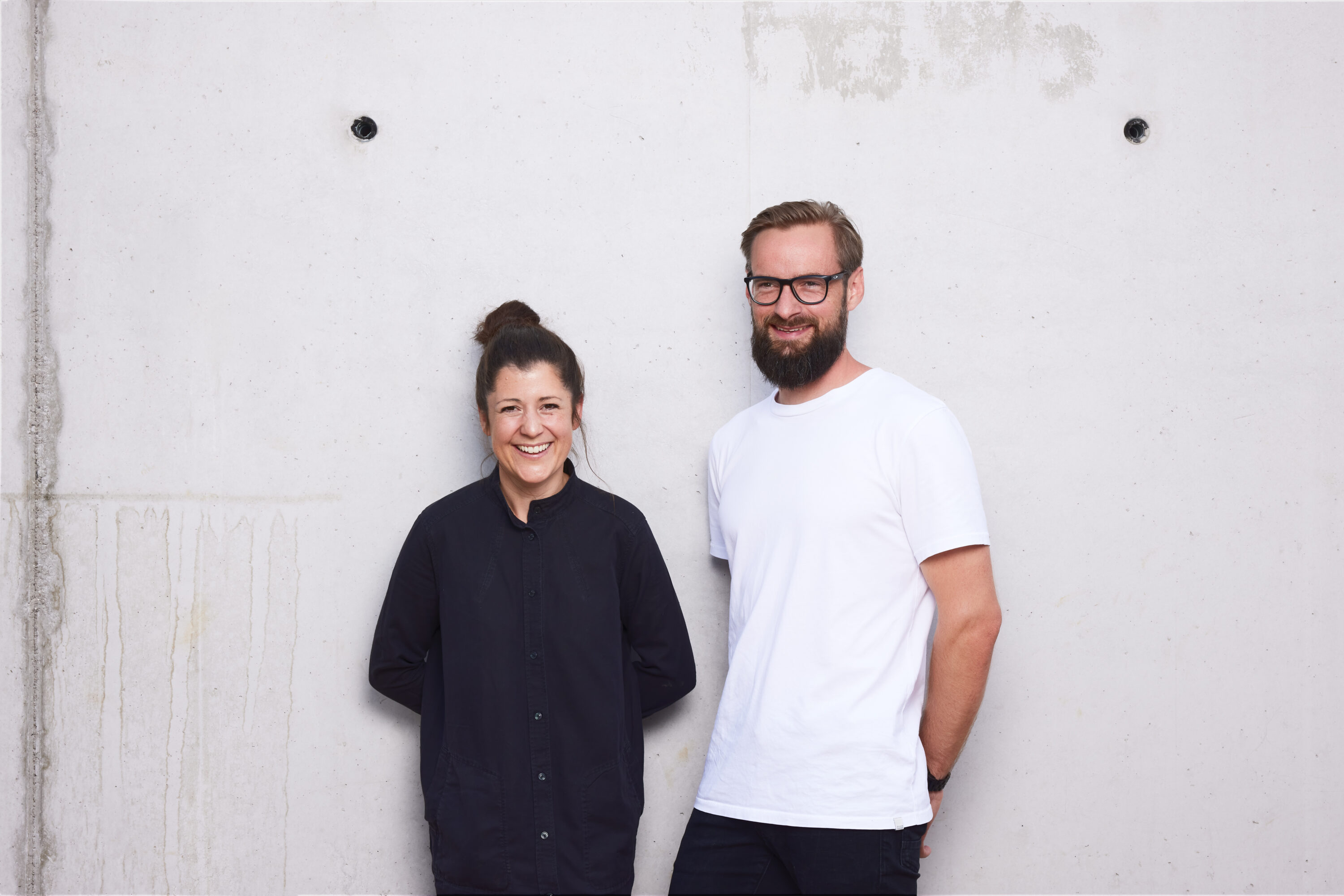 Lilly und Christoph, deine Gastgeberin im neune Designhotel Haus Jausern. Echte Gastgeber begrüßen dich im neuen Designhotel Haus Jausern Saalbach.