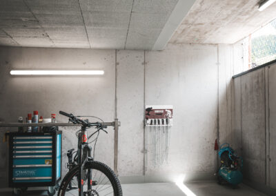 Entdecke Saalbach mit dem Fahrrad, Mountainbiken oder Gravelbiken, videoüberwachter Bikekeller