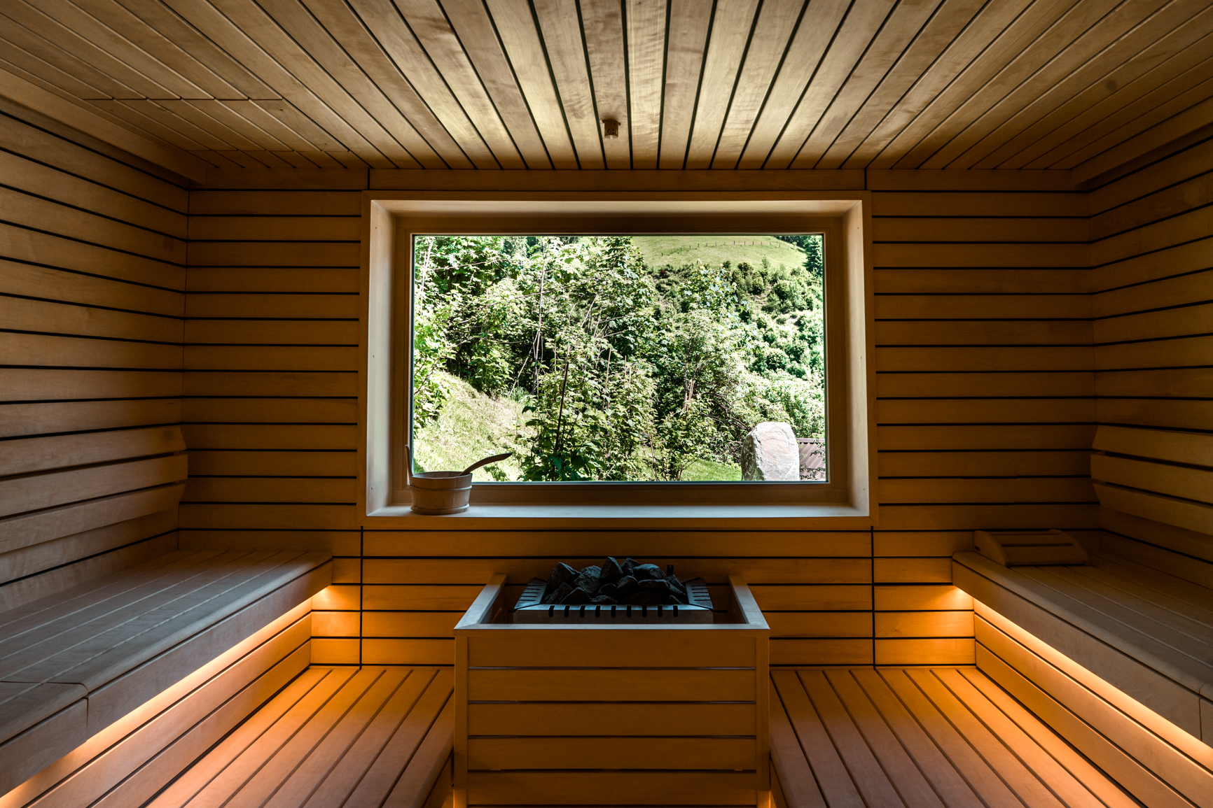 Sauna im Haus Jausern, Hotelsauna, finnische Sauna mit Ausblick genießen, Bergsommer