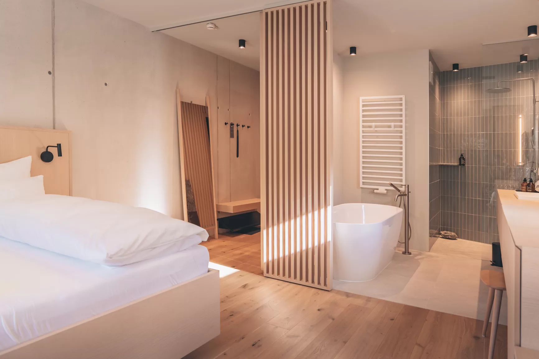 Zimmer Avantgardist, Design, Entspannung, Beton und Holz, Bergsommer, Badezimmer Design