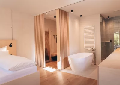 Zimmer Avantgardist, Design, Entspannung, Beton und Holz, Bergsommer, Badezimmer Design