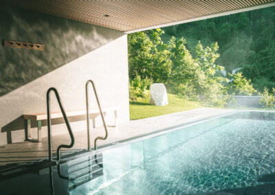 Sommer im Haus Jausern, beheizter Außenpool mit Blick auf die Berge, Naschgarten, Designhotel, Wellnesshotel Saalbach