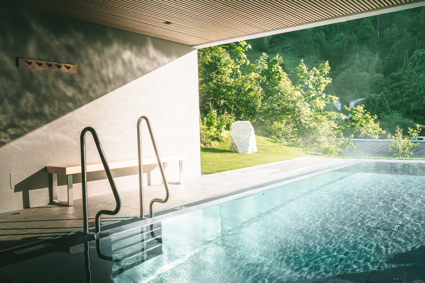 Sommer im Haus Jausern, beheizter Außenpool mit Blick auf die Berge, Naschgarten, Designhotel, Wellnesshotel Saalbach