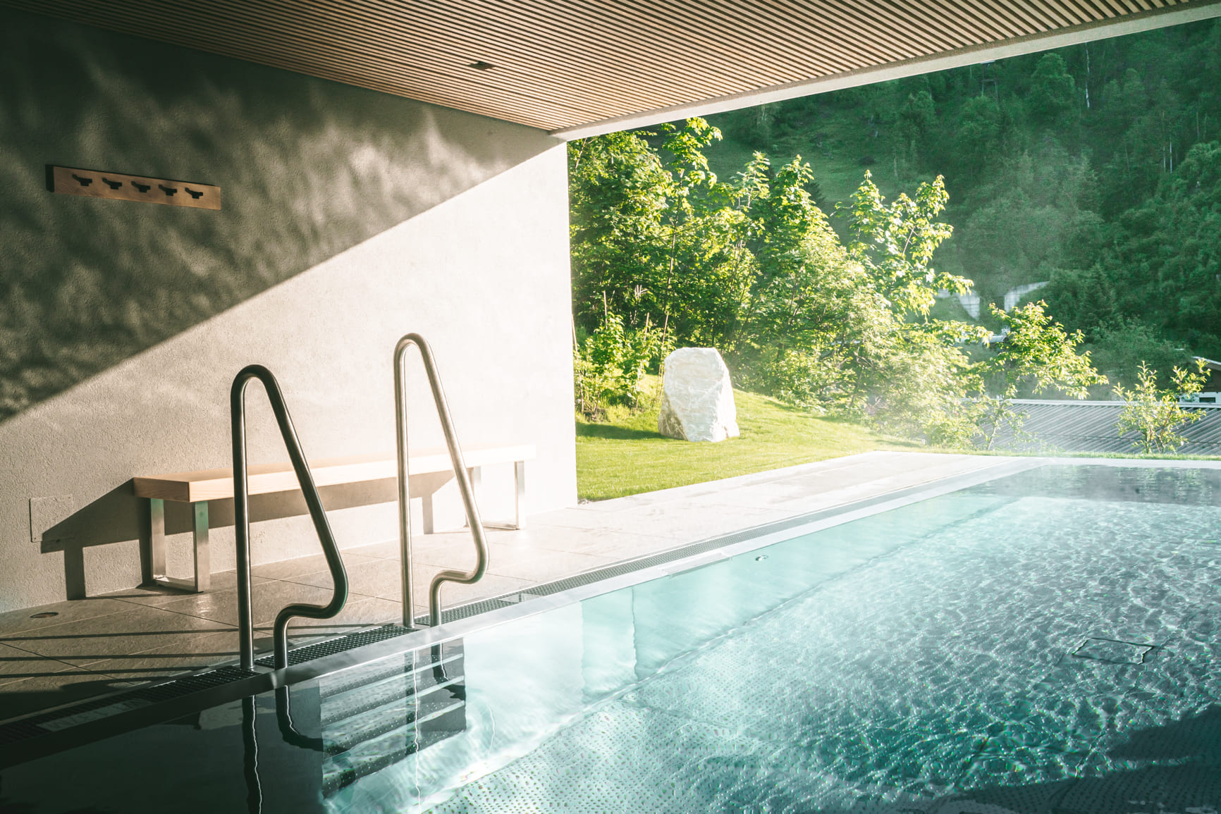 2022_Juni_Zimmer_HausJausern_web-c-MOKKA_AND_IVY, Karin Pasterer_4 Frau in Sportkleidung beim Pilates auf einer Yogamatte auf dem Balkon, Erlebnisurlaub in Saalbach Hinterglemm,
