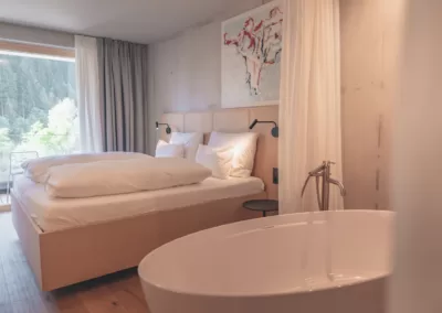 Zimmer Avantgardist, Design, Entspannung, Beton und Holz, Bergsommer, Badezimmer Design