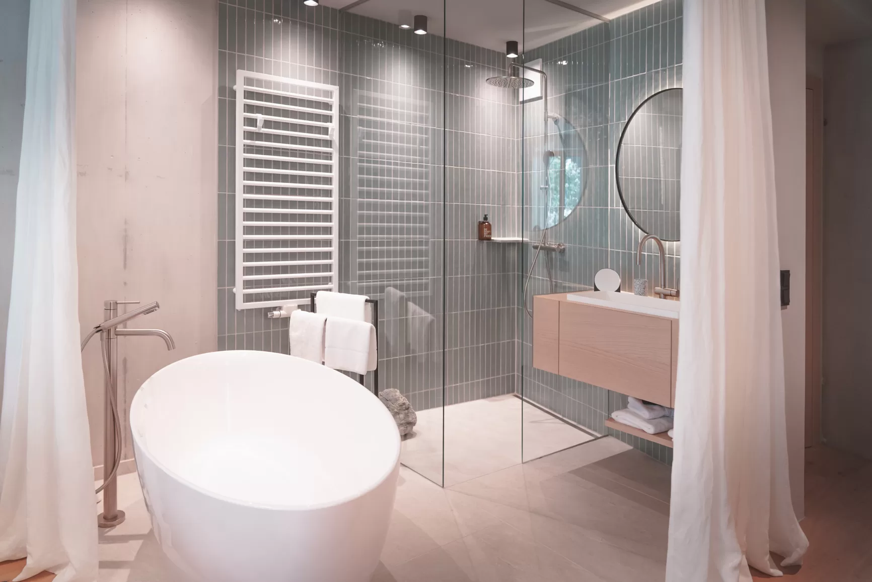 2022_Juni_Zimmer_HausJausern_web-c-MOKKA_AND_IVY, Karin Pasterer_49 Fallen lassen natürliche, nachhaltige Daunen Decken für den perfekten Schlaf im Design Hotel Haus Jausern in Saalbach