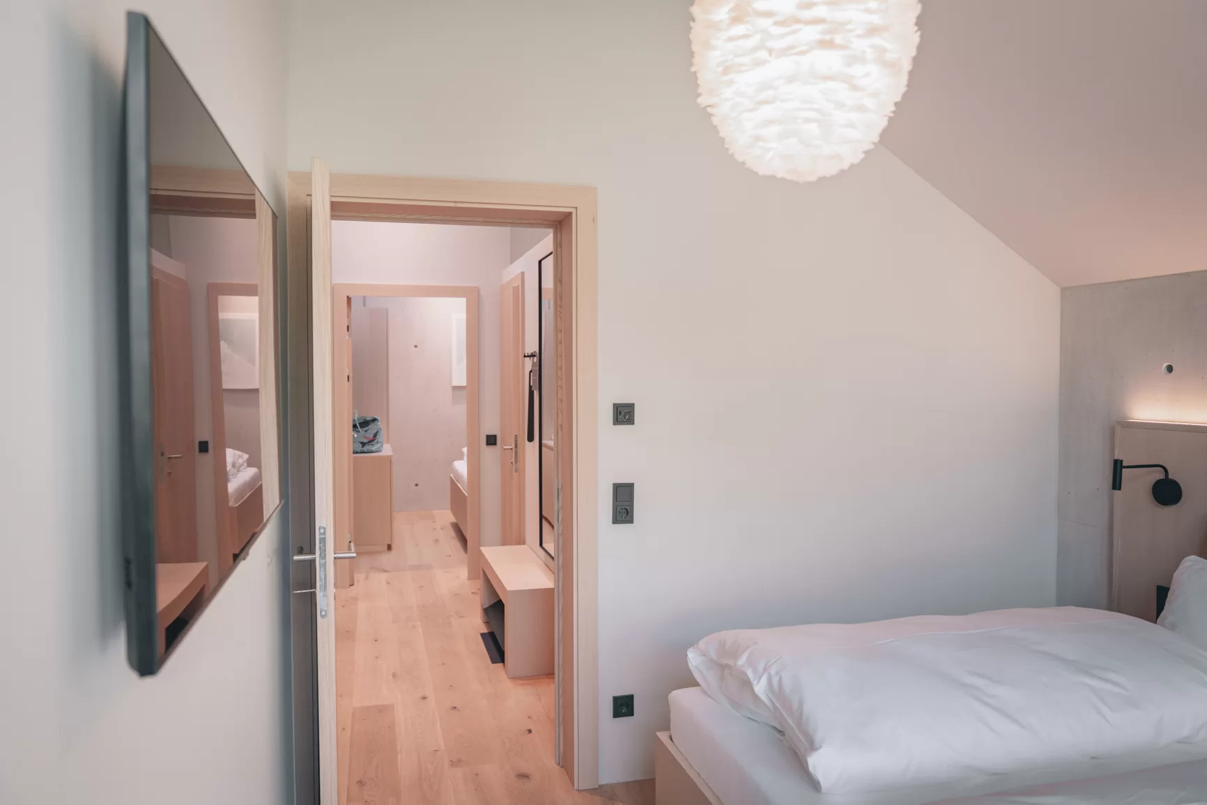 Große Suite mit zwei Schlafzimmern. Hohe Wände und viel Platz zum Entspannen im Hotel Haus Jausern in Saalbach
