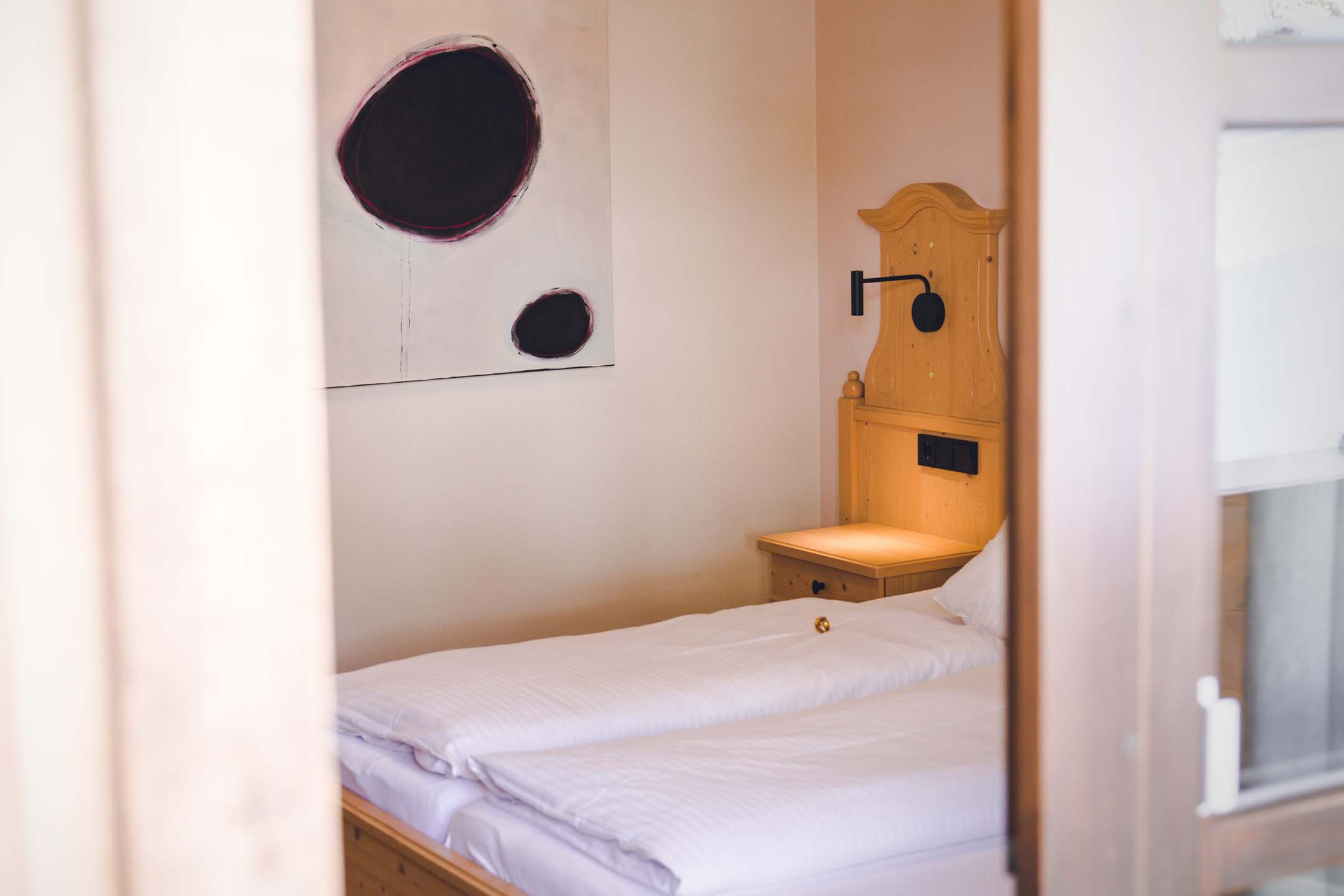Foto; Mike La Corte Detail_hausjausern_individualist Doppelzimmer Individualist im Hotel Haus Jausern. Ausschlafen und Entspannen