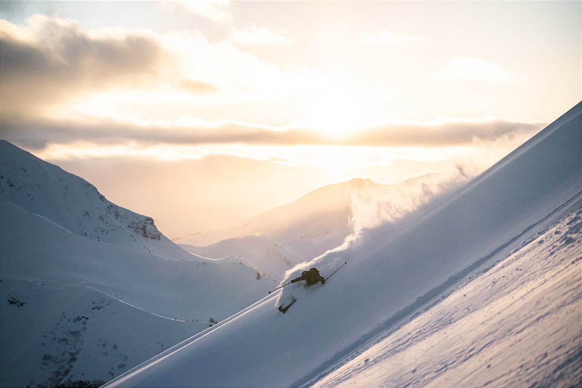 Freeride_Saalbach Freeriden und die Sonne genießen. Nutze den Skialpinverbund der vier top Regionen verbindet und starte deinen Skitag direkt vom Haus Jausern, unbeschwert und ohne Transportmittel.