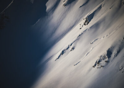 Freeride in Saalbach, verschneite Winterlandschaft, Winterurlaub in den Bergen, Ski in Ski out