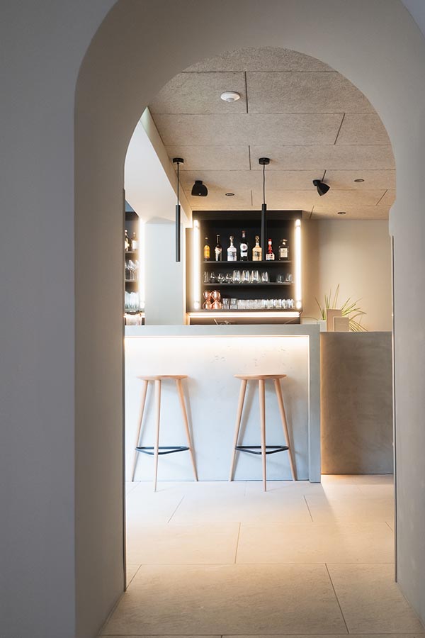 HP_Raster_hoch_Chefs Table_0000_lowres_hausjausern_chefstable_2025(c)bykarinpasterer_0010_L1011958 Haus Jausern, Naturbadeteich, Genusshotel, Boutiquehotel Saalbach, Designhotel Saalbach, Sommerurlaub Saalbach, Hotel Saalbach, Wohnen in Saalbach, Urlaub mit Baby, Urlaub mit Kleinkind, Restaurant Saalbach
