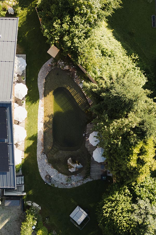 HP_Raster_hoch_Chefs Table_0000_lowres_hausjausern_chefstable_2025(c)bykarinpasterer_0012_DJI_0149 Haus Jausern, Naturbadeteich, Genusshotel, Boutiquehotel Saalbach, Designhotel Saalbach, Sommerurlaub Saalbach, Hotel Saalbach, Wohnen in Saalbach, Urlaub mit Baby, Urlaub mit Kleinkind