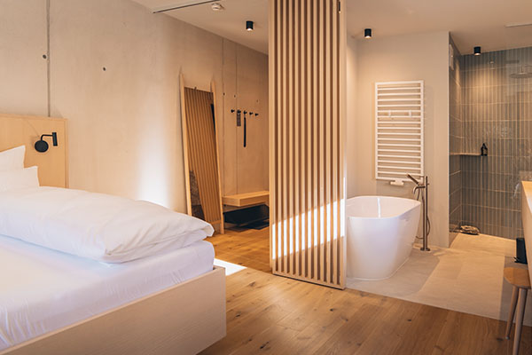 Boutiquehotel Saalbach, Designhotel Saalbach, Hotel mit Pool, Sommerurlaub Saalbach, Hotel Saalbach, Wohnen in Saalbach, Hotel mit Sauna Saalbach, Ruheraum mit Aussicht, Wellnesshotel, Skihotel an der Piste, Hotel mit Sonnenterrasse, Schönleiten Naturhotel, Hotel Wandern Saalbach, Wanderhotel, Restaurant in Saalbach, Sauna Winter