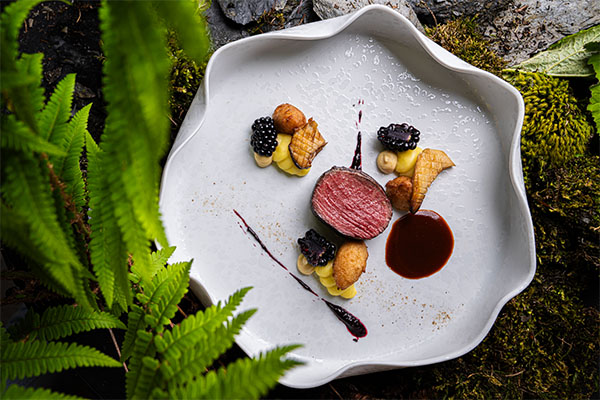 Chef's Table Gericht im Haus Jausern, Genusshotel, Boutiquehotel Saalbach, Designhotel Saalbach, Sommerurlaub Saalbach, Hotel Saalbach, Wohnen in Saalbach, Urlaub mit Baby, Urlaub mit Kleinkind, Fine Dining Saalbach, Gourmetrestaurant