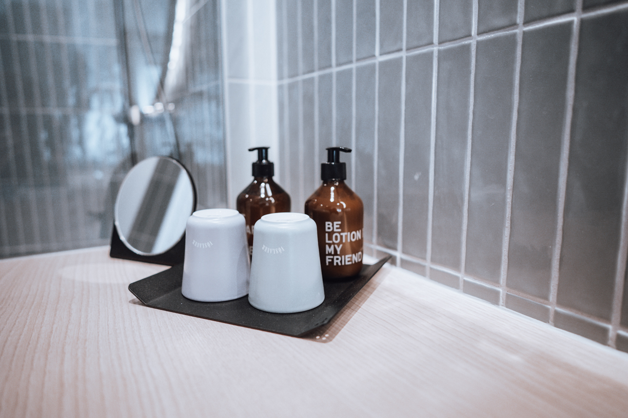 HausJauern_Eroeffnung_2021_web-c-MOKKA&IVY-20 Fallen lassen natürliche, nachhaltige Daunen Decken für den perfekten Schlaf im Design Hotel Haus Jausern in Saalbach