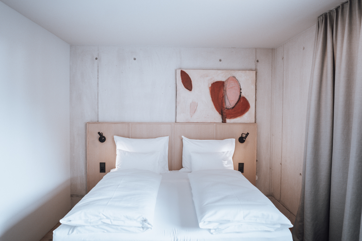 Design Hotelzimmer, Familienzimmer, Zimmer mit Ausblick, Winterurlaub in den Bergen, Design Badezimmer, Sichtbeton und Holz