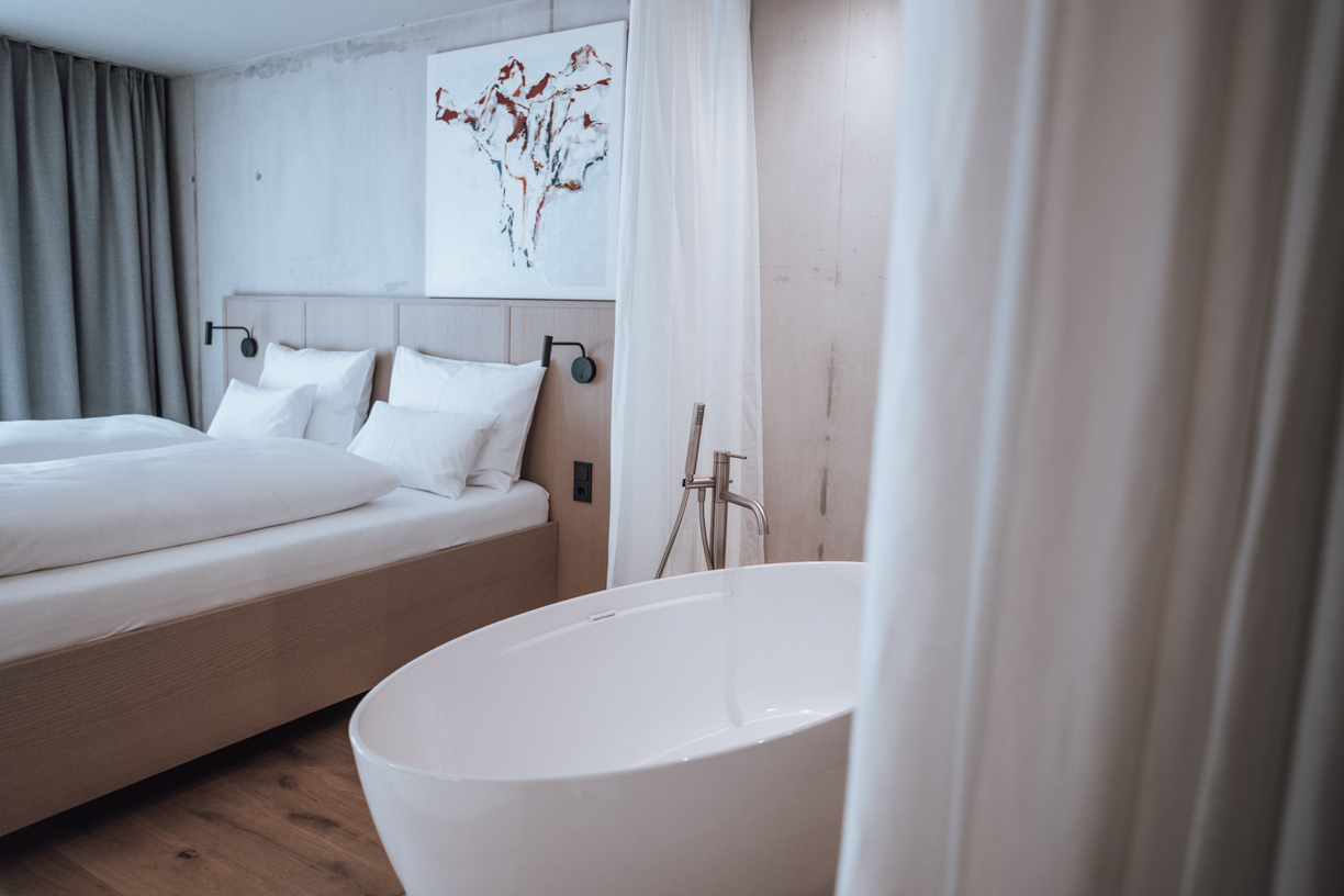 HausJauern_Eroeffnung_2021_web-c-MOKKA&IVY-44 Fallen lassen natürliche, nachhaltige Daunen Decken für den perfekten Schlaf im Design Hotel Haus Jausern in Saalbach