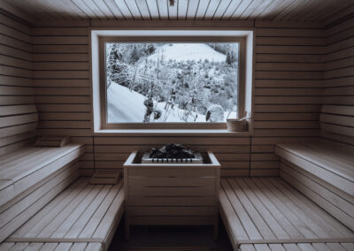 Sauna im Winter, Ausblick auf verschneite Berge, Saalbach, finnische Sauna zum Entspannen, Skifahren in Saalbach