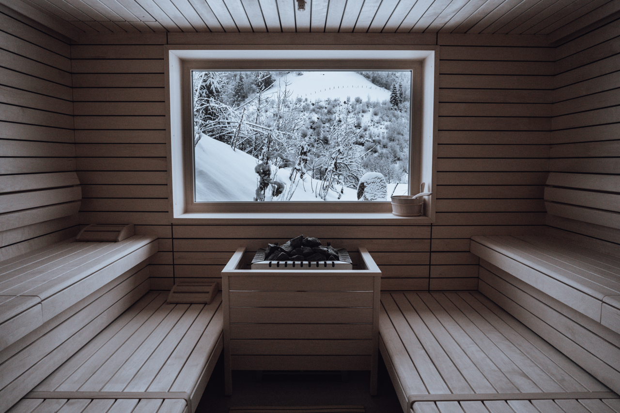 Sauna im Winter, Ausblick auf verschneite Berge, Saalbach, finnische Sauna zum Entspannen, Skifahren in Saalbach