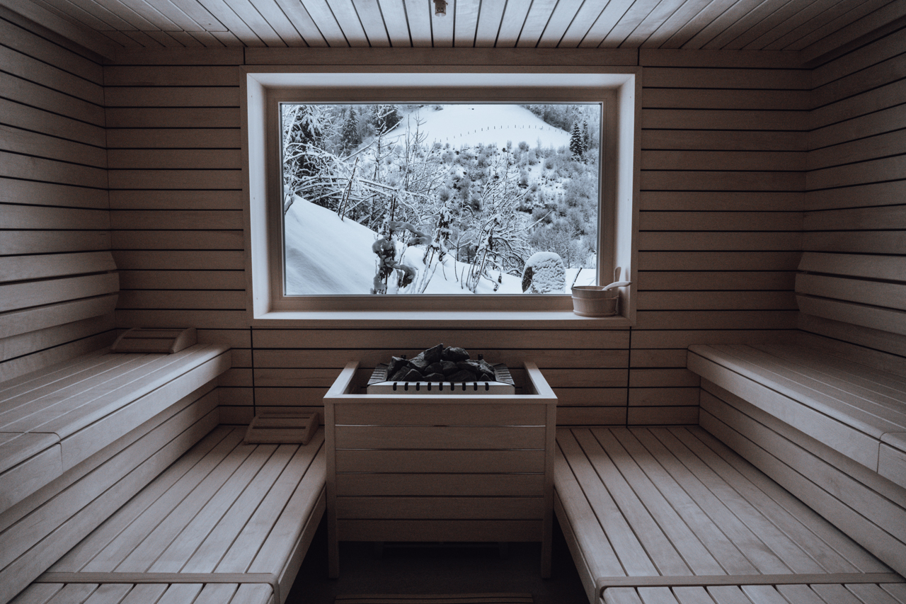 Hotel_HausJausern_Sauna Sauna im Winter, Ausblick auf verschneite Berge, Saalbach, finnische Sauna zum Entspannen, Skifahren in Saalbach
