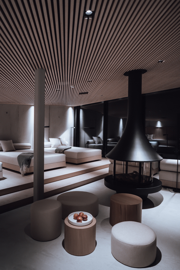 Hotel_HausJausern_Spa_Winter Freeriden und die Sonne genießen. Nutze den Skialpinverbund der vier top Regionen verbindet und starte deinen Skitag direkt vom Haus Jausern, unbeschwert und ohne Transportmittel.