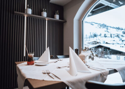 Zeitloses Design im Haus Jausern. Ursprung trifft Design, Dinner im Hotel, Ausblick auf das Skigebiet