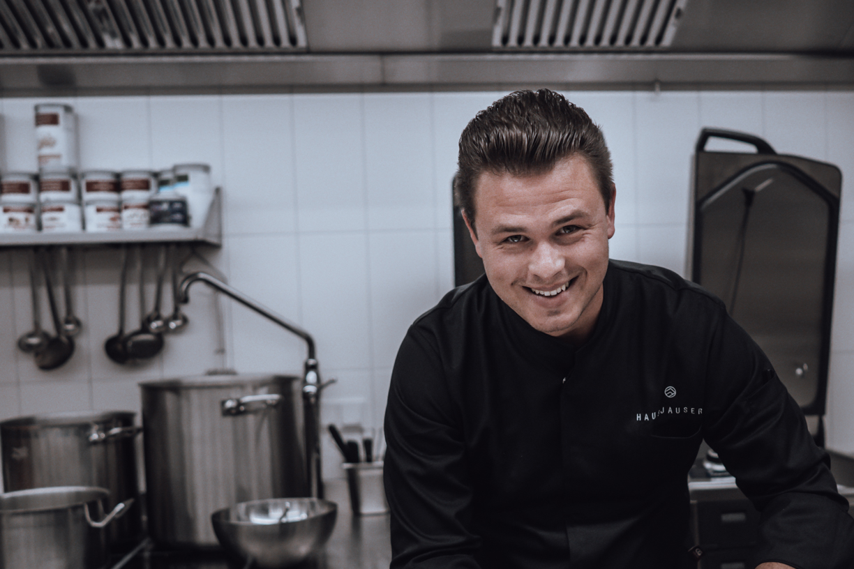 Jung, fesch und verdammt talentiert, unser Chefkoch Lucas im Hotel Haus Jausern in Saalbach