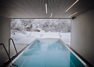 beheizter Aussenpool im Winter genießen, Design Spa, Wellness in den Bergen, Aussicht auf schneebedeckte Berge genießen