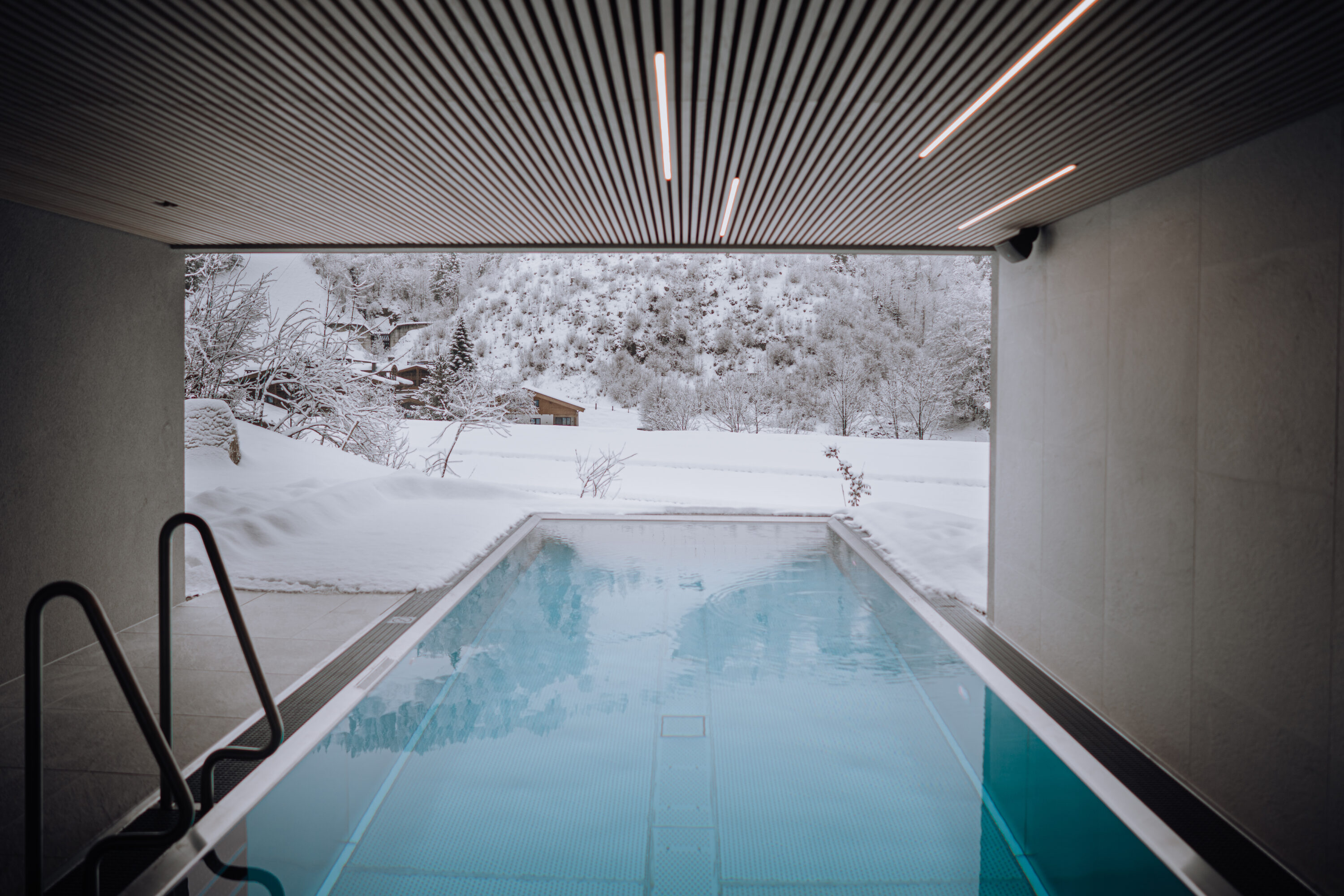 beheizter Aussenpool im Winter genießen, Design Spa, Wellness in den Bergen, Aussicht auf schneebedeckte Berge genießen