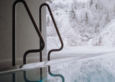 beheizter Aussenpool im Winter genießen, Design Spa, Wellness in den Bergen, Aussicht auf schneebedeckte Berge genießen