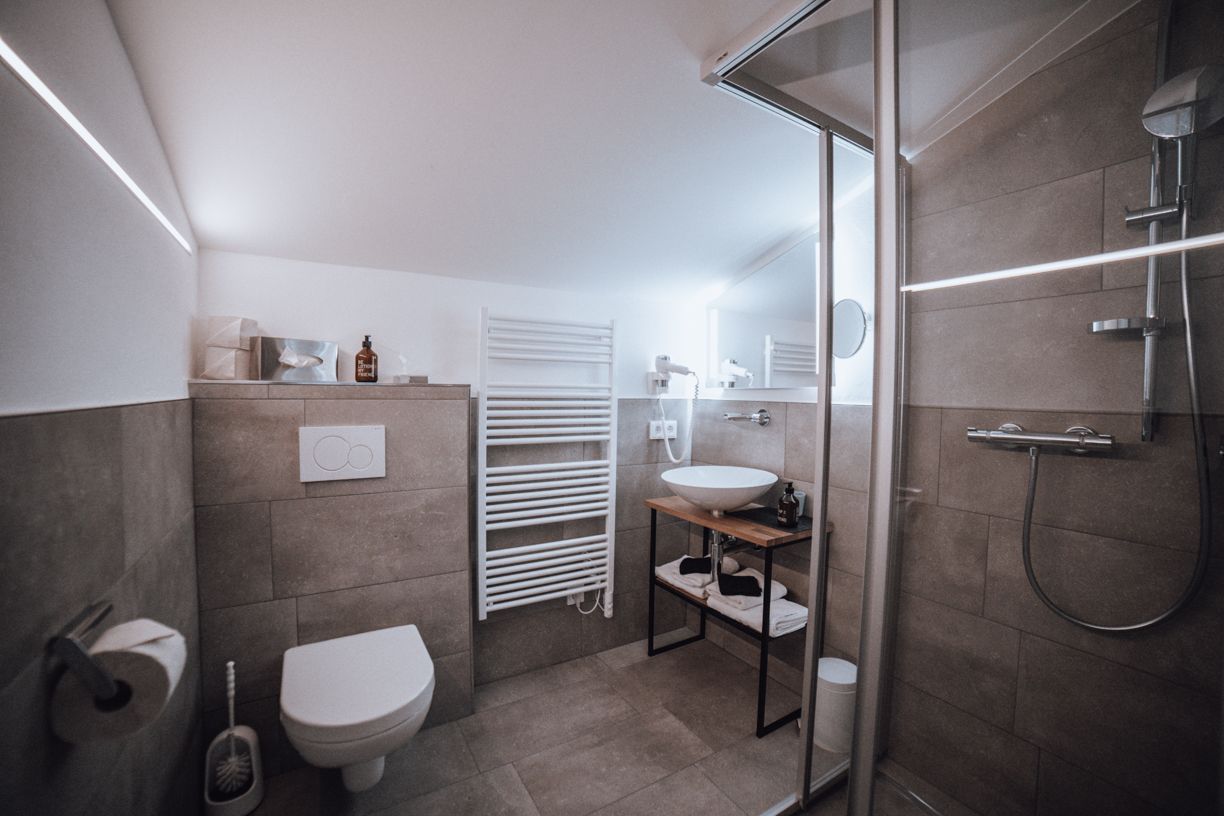 Hotel_HausJausern_Weitblicker Zimmer Weitblicker, freie Sicht in die Natur, Design, Winter, Dreibettzimmer
