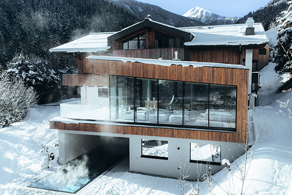 Aussenansicht im Winter mit Blick auf den Zirmkogel direkt an der Skipiste der Schönleitenbahn