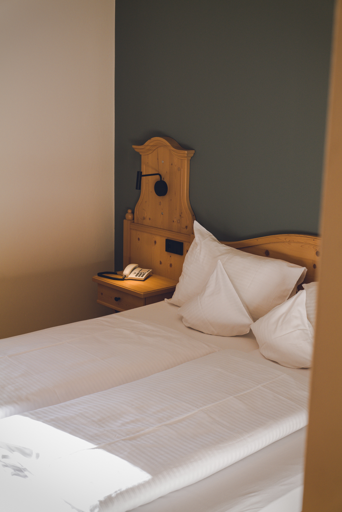 Das Design Doppelzimmer im Hotel Haus Jausern Saalbach.Massivholzbett, Daunenkissen und Kunst, der Individualist bietet eine tolle Ausstattung.