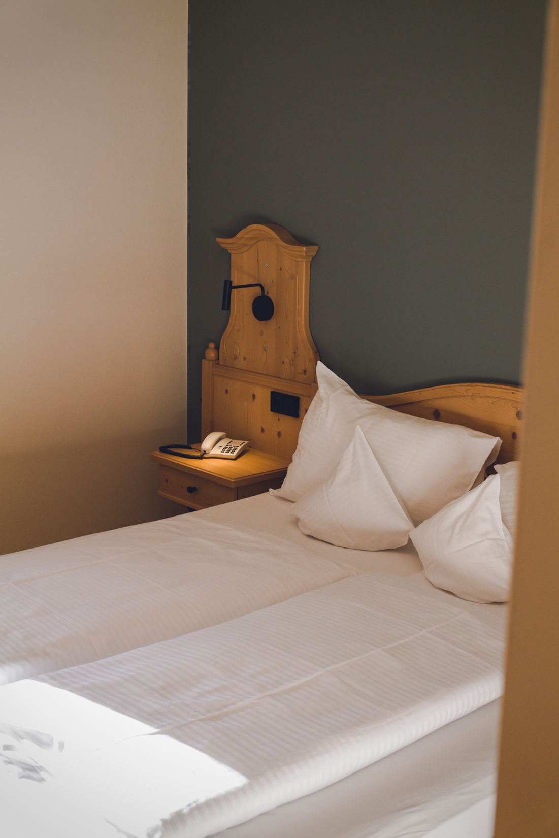Mike la Corte Individualist Das Design Doppelzimmer im Hotel Haus Jausern Saalbach.Massivholzbett, Daunenkissen und Kunst, der Individualist bietet eine tolle Ausstattung.