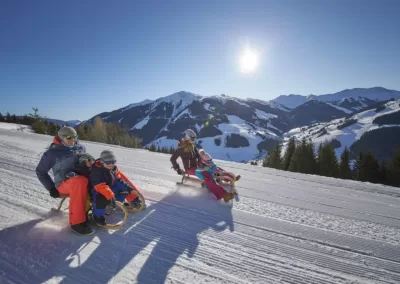 Rodeln, Saalbach im Winter, Haus Jausern Winterurlaub, Auszeit im Winter, verschneite Berglandschaft, Familienurlaub