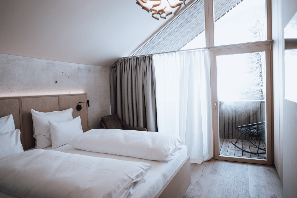 Design Hotelzimmer, Familienzimmer, Zimmer mit Ausblick, Winterurlaub in den Bergen, Design Badezimmer, Sichtbeton und Holz