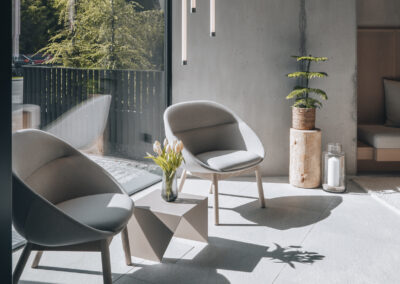 Hoteleingang, Ankommen im Haus Jausern, Designhotel, Sichtbeton und Holz, den Urlaub genießen