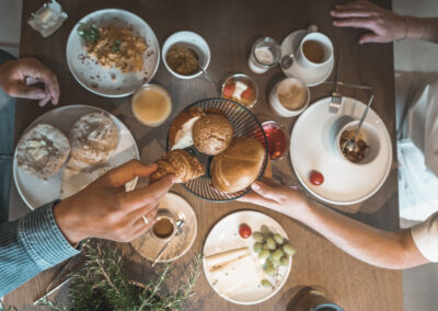 Frühstück mit frischem Brot, Kaffee, Müsli, Fruchtsaft, Marmelade und Obst