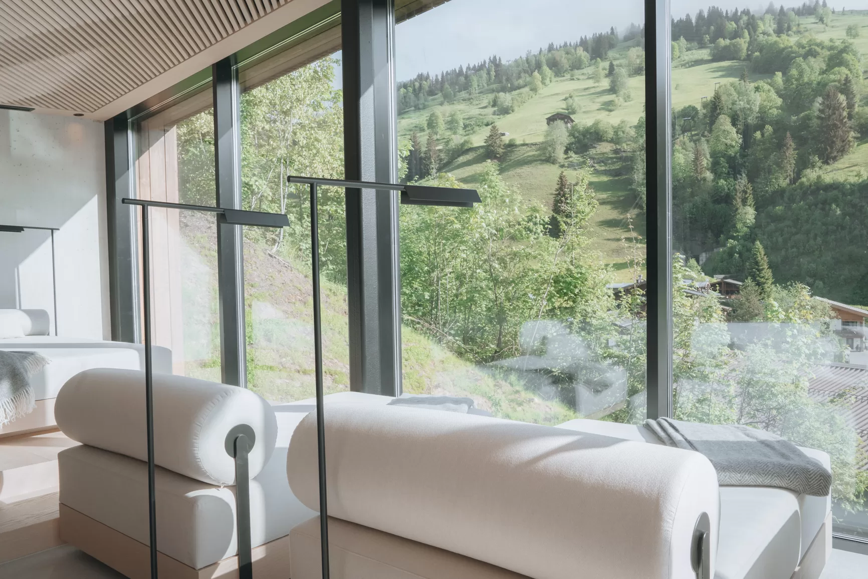 Erholen und Entspannen, mach deinen Kurzurlaub zu etwas ganz besonderem. Enjoy the view into nature out of our Spa.