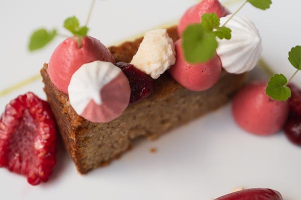 Gourmet Dessert im Casual Design Hotel Haus Jausern Saalbach modernem Ambiente, Haus Jausern, Naturbadeteich, Genusshotel, Boutiquehotel Saalbach, Designhotel Saalbach, Sommerurlaub Saalbach, Hotel Saalbach, Wohnen in Saalbach