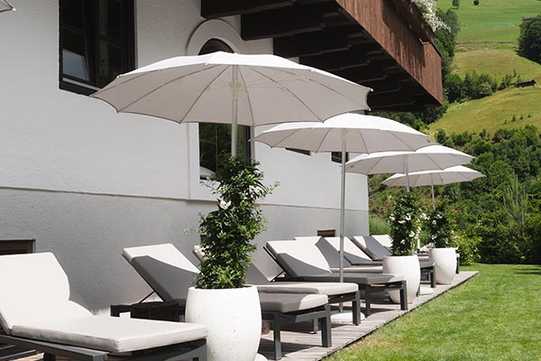 Haus Jausern – Casual Design Hotel in den österreichischen Alpen Haus Jausern, Naturbadeteich, Genusshotel, Boutiquehotel Saalbach, Designhotel Saalbach, Sommerurlaub Saalbach, Hotel Saalbach, Wohnen in Saalbach