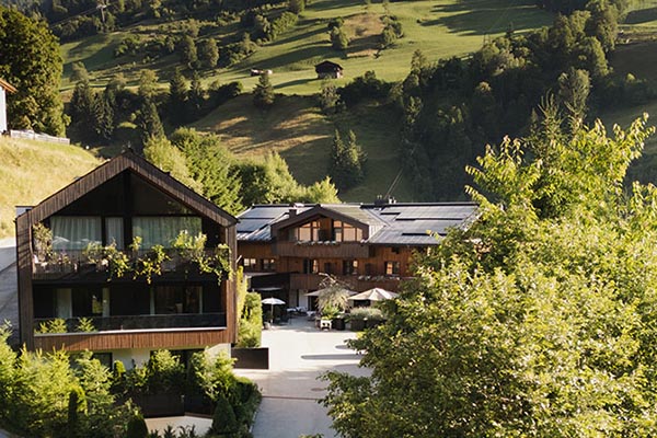 Haus Jausern Casual Design Hotel in the austrian alps, Haus Jausern, Naturbadeteich, Genusshotel, Boutiquehotel Saalbach, Designhotel Saalbach, Sommerurlaub Saalbach, Hotel Saalbach, Wohnen in Saalbach