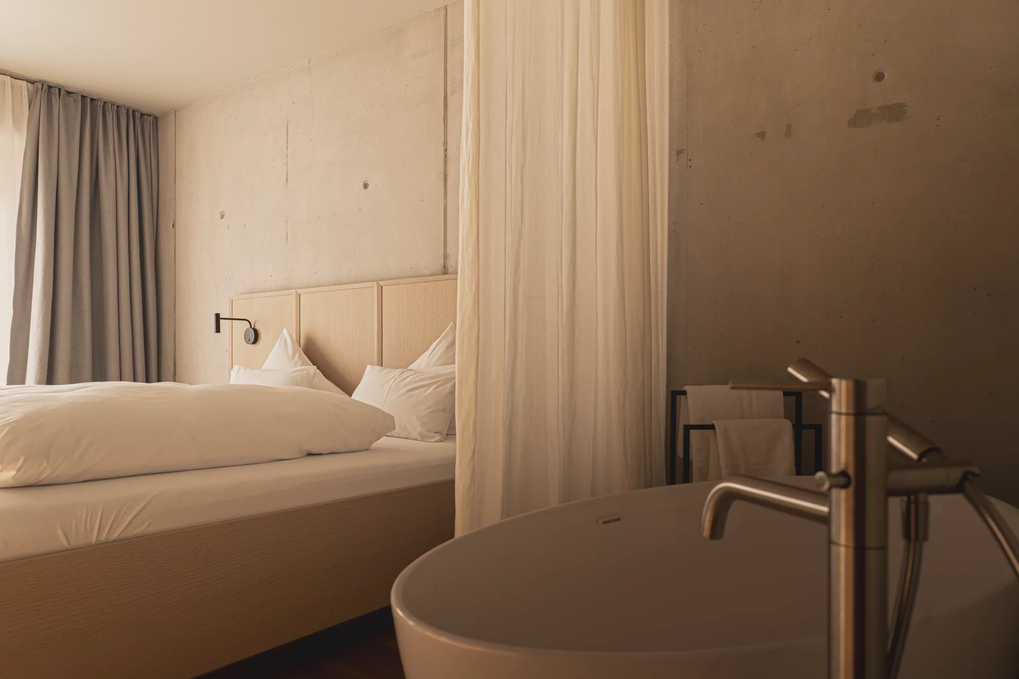 Karin Pasterer Fotografie Avantgardist, Doppelzimmer mit Badewanne, Doppelzimmer Saalbach