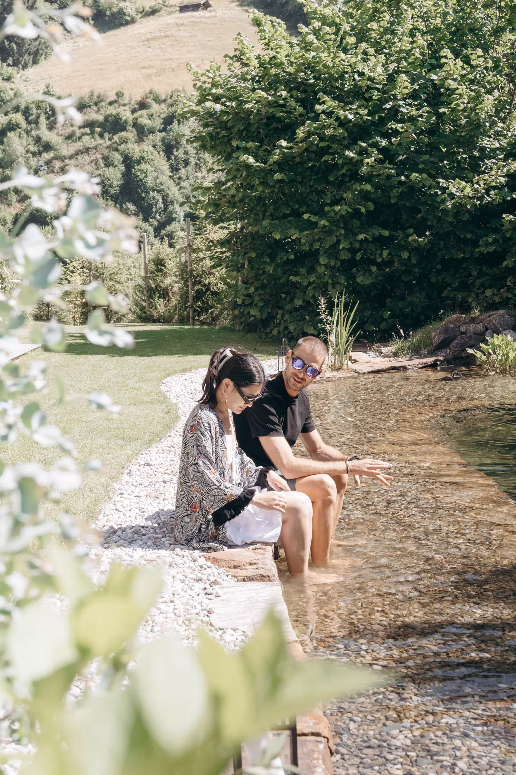 Entspannen im Garten, nach dem Wandern die Auszeit genießen, Sommerurlaub in den Bergen, die Seele baumeln lassen, Wellnesshotel Saalbach