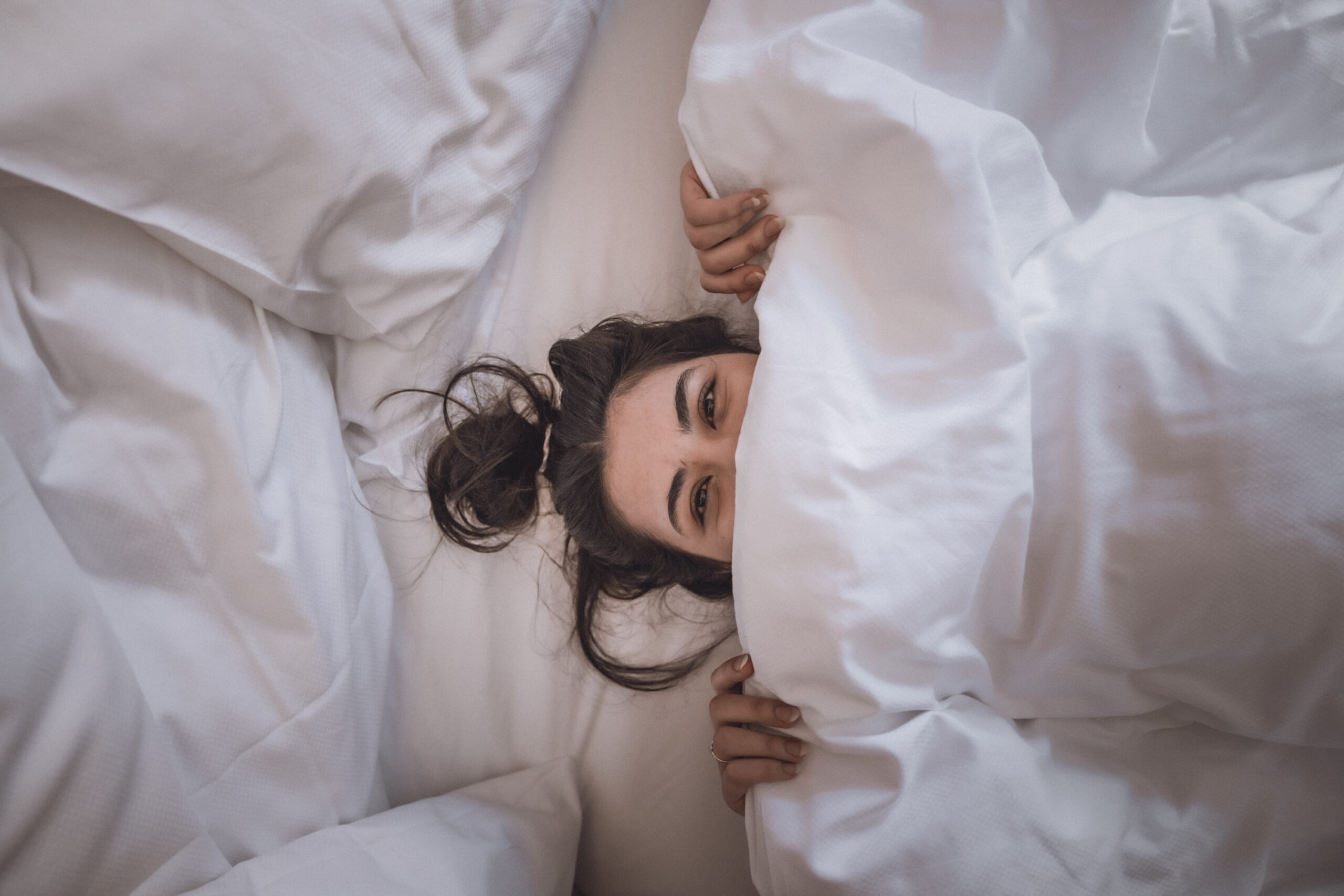 Winterlicher Wellness-Luxus in Saalbach: Der beheizte Außenpool des Design Hotels Haus Jausern mit Blick auf die verschneiten Alpen.